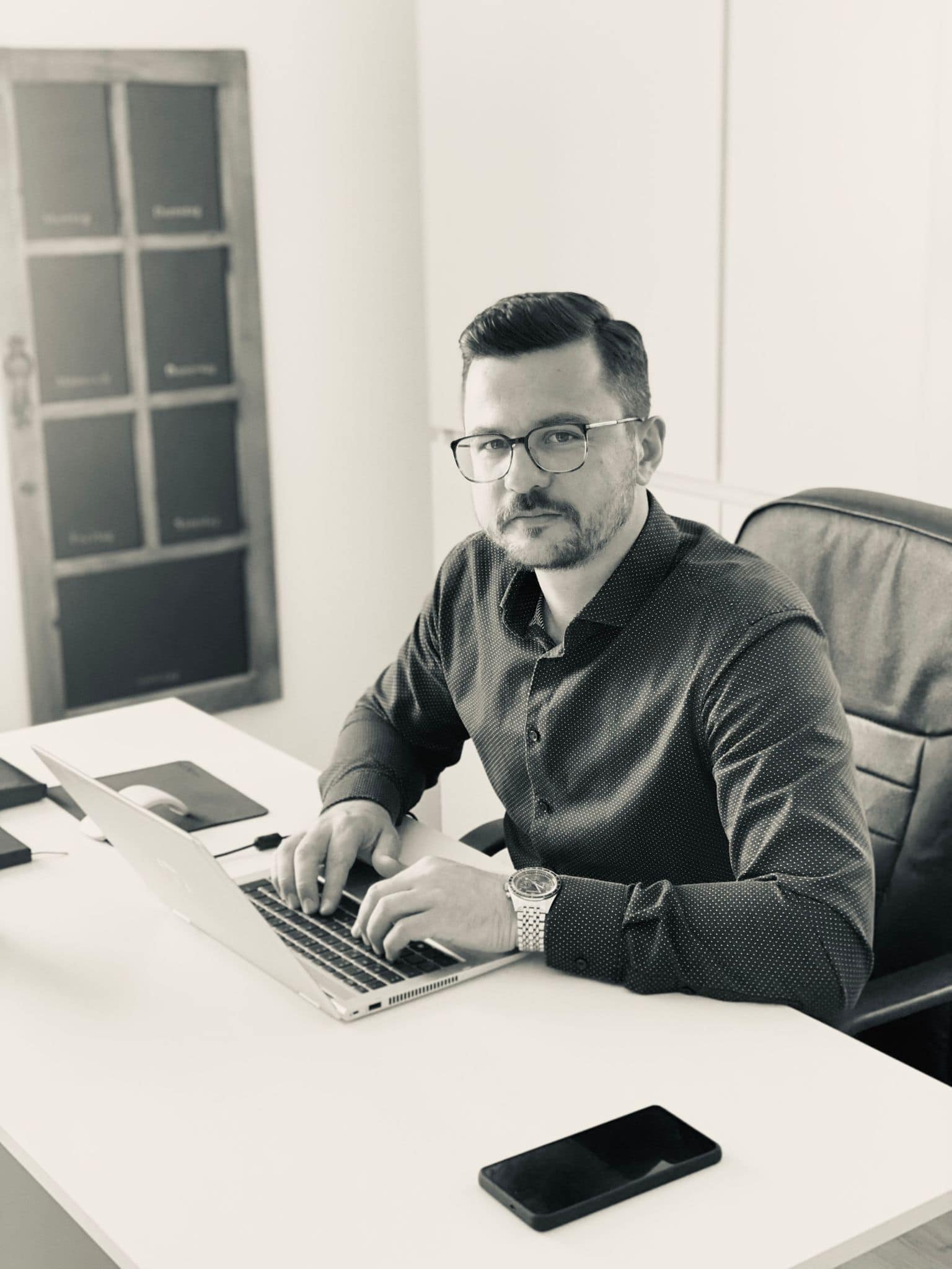 Versicherungsmakler – Der Insurist aus Salzburg am Schreibtisch, spezialisiert auf unabhängige Beratung für EPU und KMU