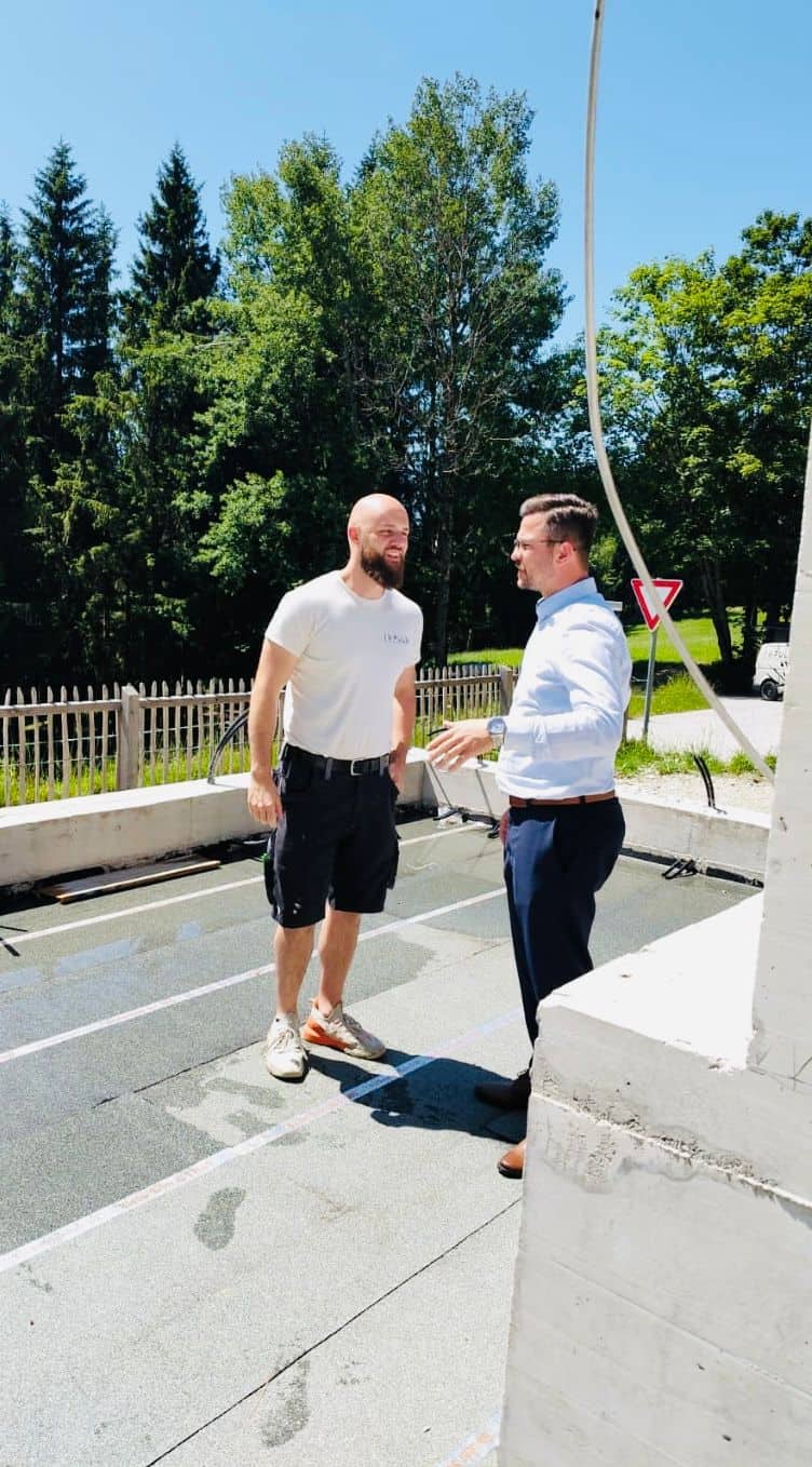 Versicherungsmakler bei der Beratung eines KMU-Bauunternehmens zur Firmenrechtsschutzversicherung in Österreich