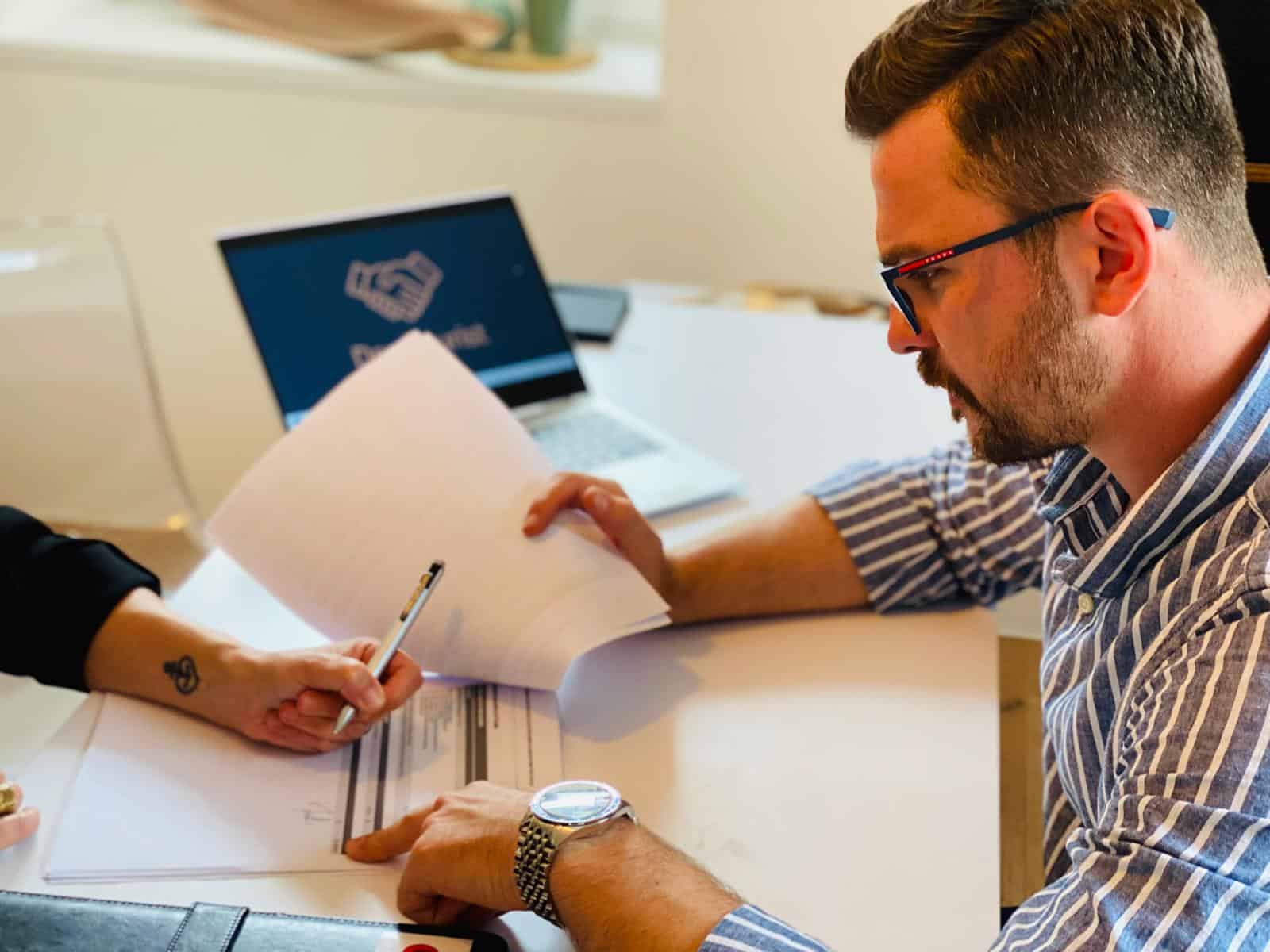 Persönliche Versicherungsberatung für EPU mit Fokus auf Firmenrechtsschutz – unabhängiger Versicherungsmakler bei der Vertragsunterzeichnung.